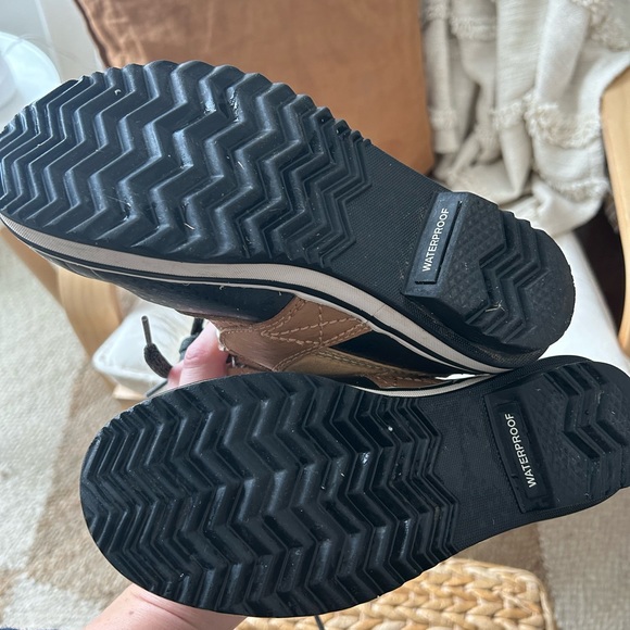 Youth sorel tofino boots size 2 - Picture 3 of 6